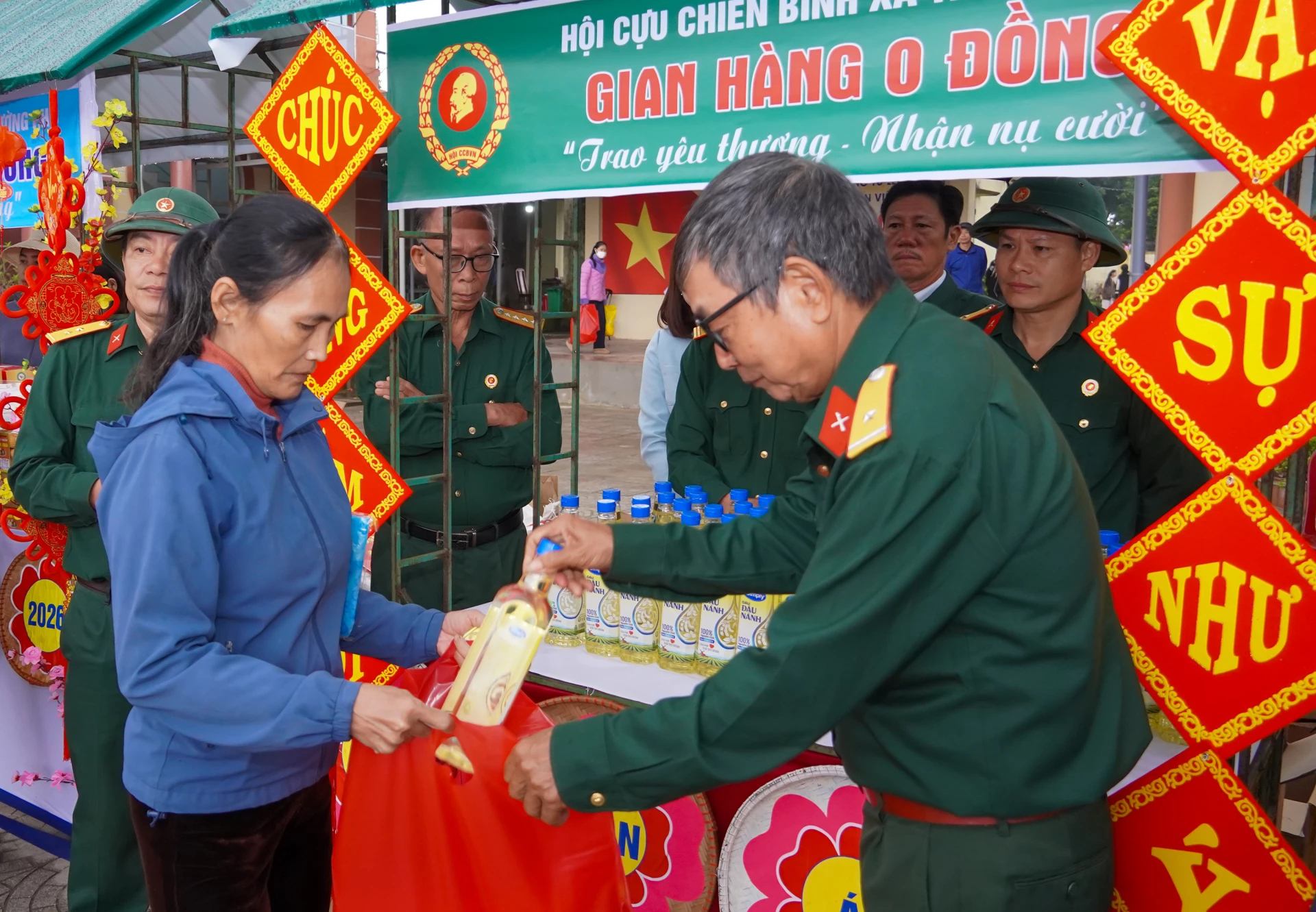 Các hộ gia đình có hoàn cảnh khó khăn được trực tiếp lựa chọn những phần quà thiết yếu cho ngày Tết - Ảnh: N.H