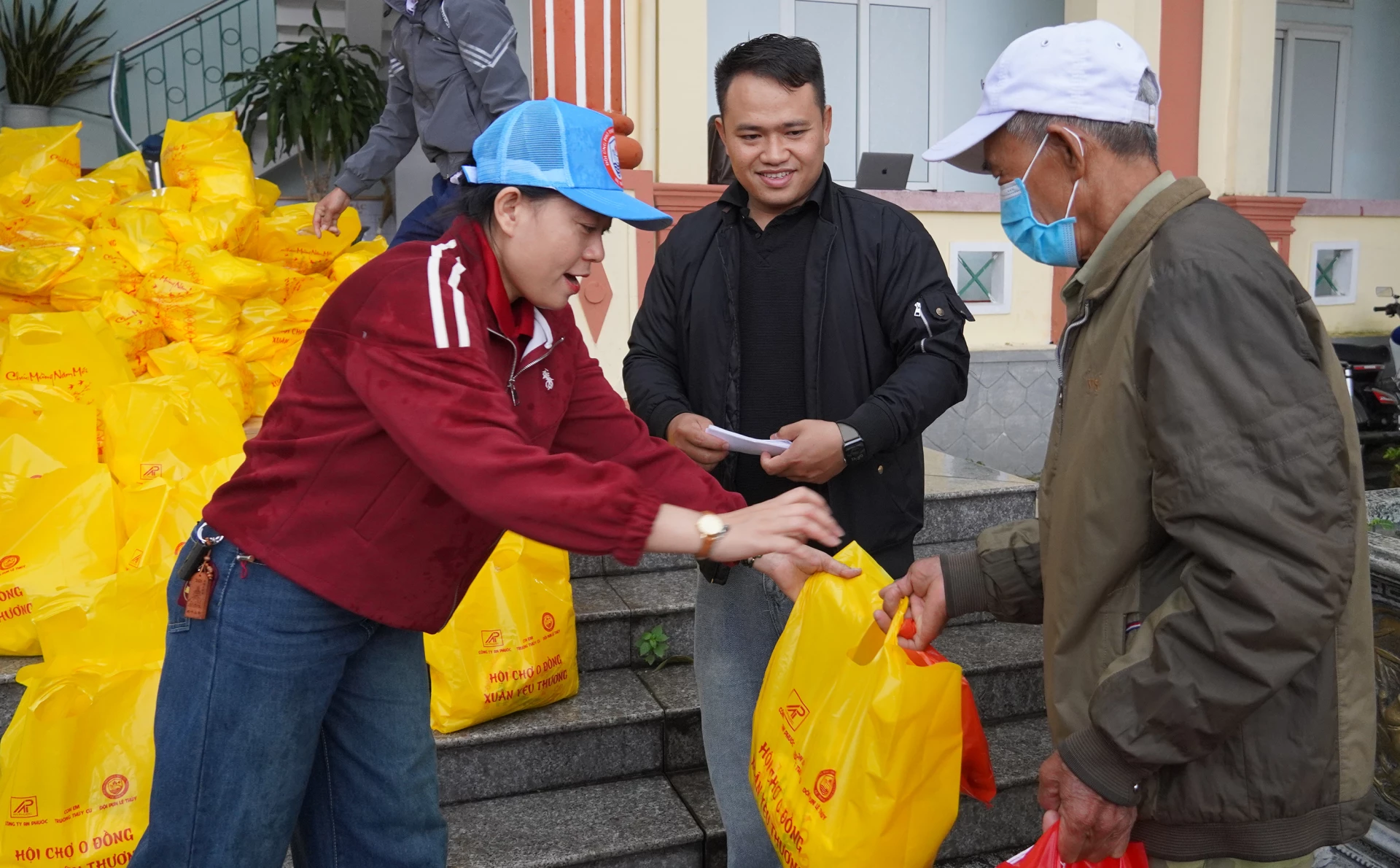 Các hộ gia đình có hoàn cảnh khó khăn được trực tiếp lựa chọn những phần quà thiết yếu cho ngày Tết - Ảnh: N.H