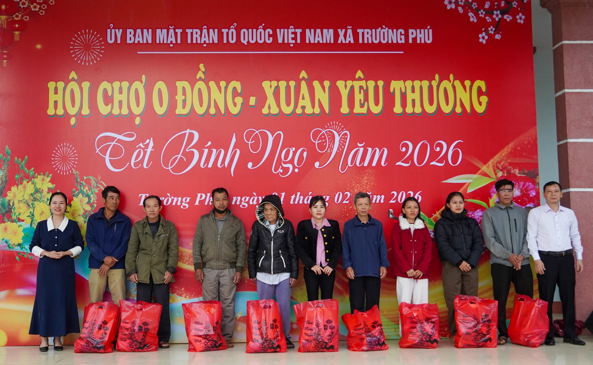 Lãnh đạo xã Trường Phú trao quà cho các hộ gia đình có hoàn cảnh khó khăn trên địa bàn - Ảnh: N.H