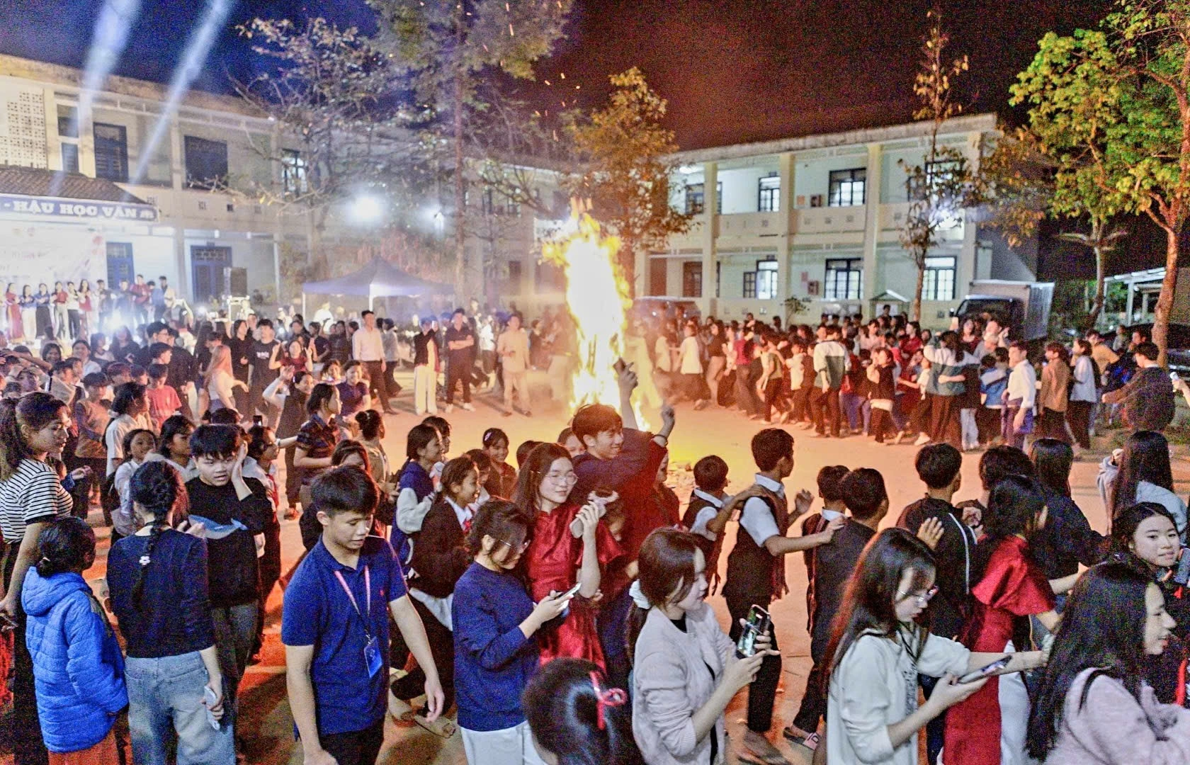 Đêm lửa trại, thắt chặt tình đoàn kết trong đêm giao lưu-Ảnh: K.S