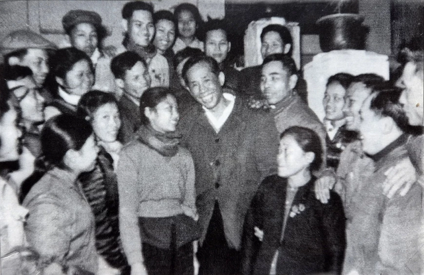 Đồng chí Lê Duẩn với các anh hùng của tỉnh Quảng Bình. Trong ảnh: Anh hùng Trần Thị Lý đứng bên trái đồng chí Lê Duẩn. Ảnh tư liệu
