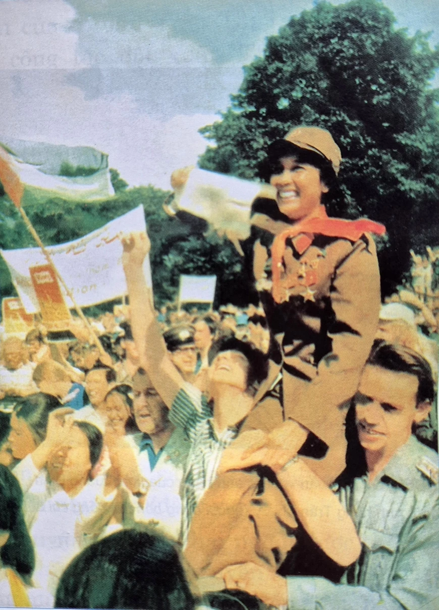 Anh hùng Trần Thị Lý với các bạn Cuba. Ảnh tư liệu 
