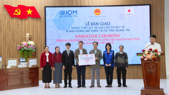 Bàn giao trang thiết bị y tế cho các cơ sở y tế bị ảnh hưởng bởi thiên tai