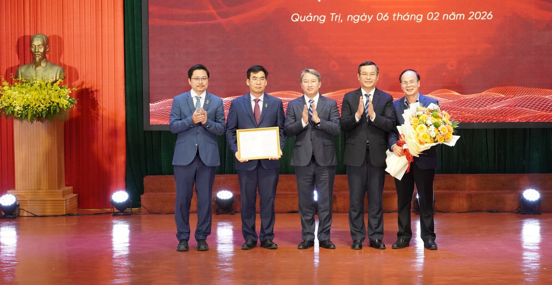 Công bố quyết định của Bộ trưởng Bộ Giáo dục và Đào tạo về việc thành lập Phân hiệu Trường Đại học Luật TP. Hồ Chí Minh tại tỉnh Quảng Trị - Ảnh: QV