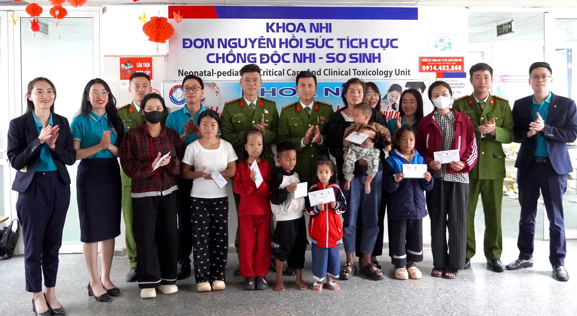 Đoàn cơ sở chi nhành Bidv Quảng Bình phối hợp với Đoàn cơ sở Phòng Cảnh sát cơ động, Công an tỉnh Quảng Trị trao quà động viên các bệnh nhân tại khoa Nhi - Ảnh: H.Tr.