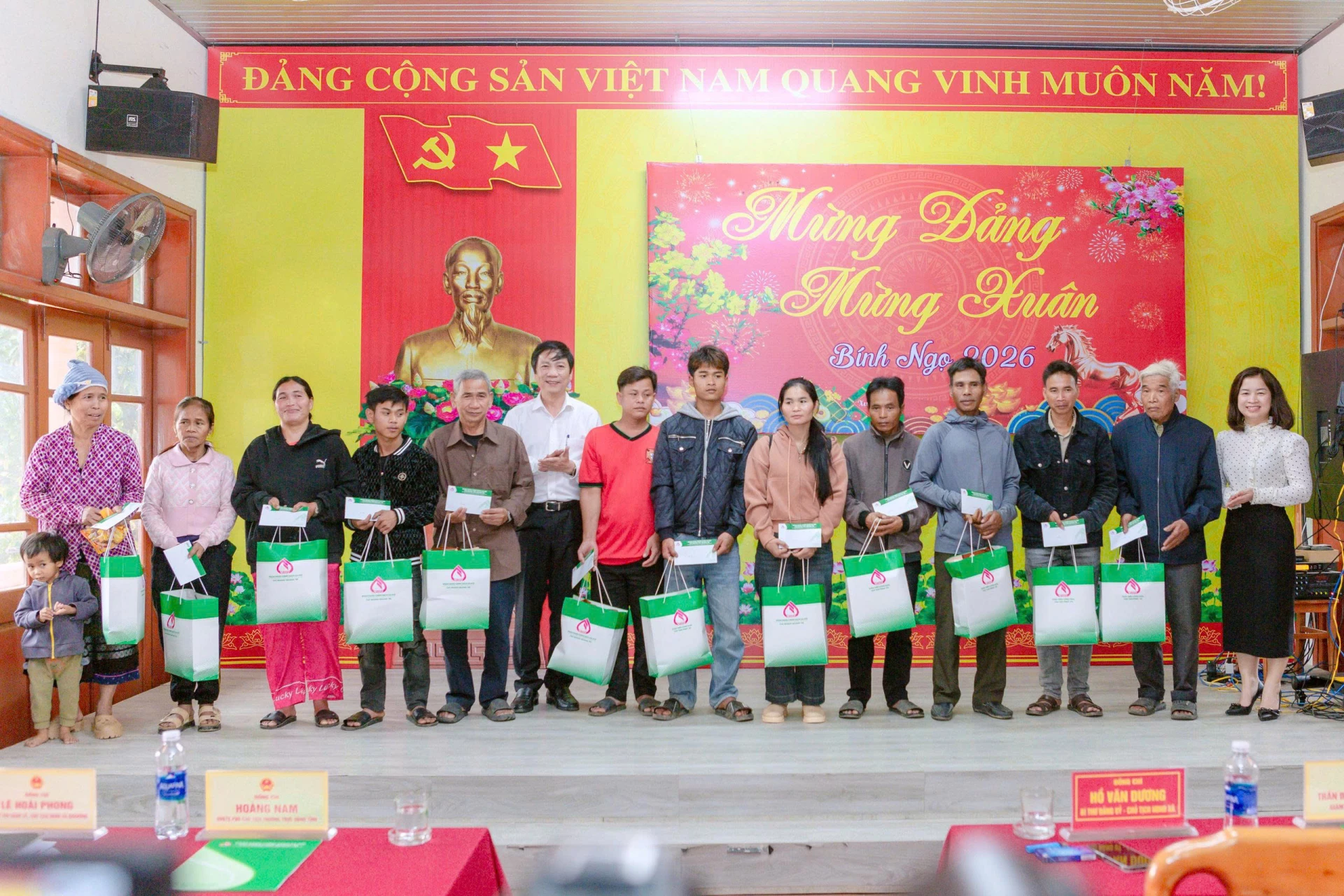 Đồng chí Phó Chủ tịch UBND tỉnh trao quà tại xã Đakrông. Ảnh: Việt Anh