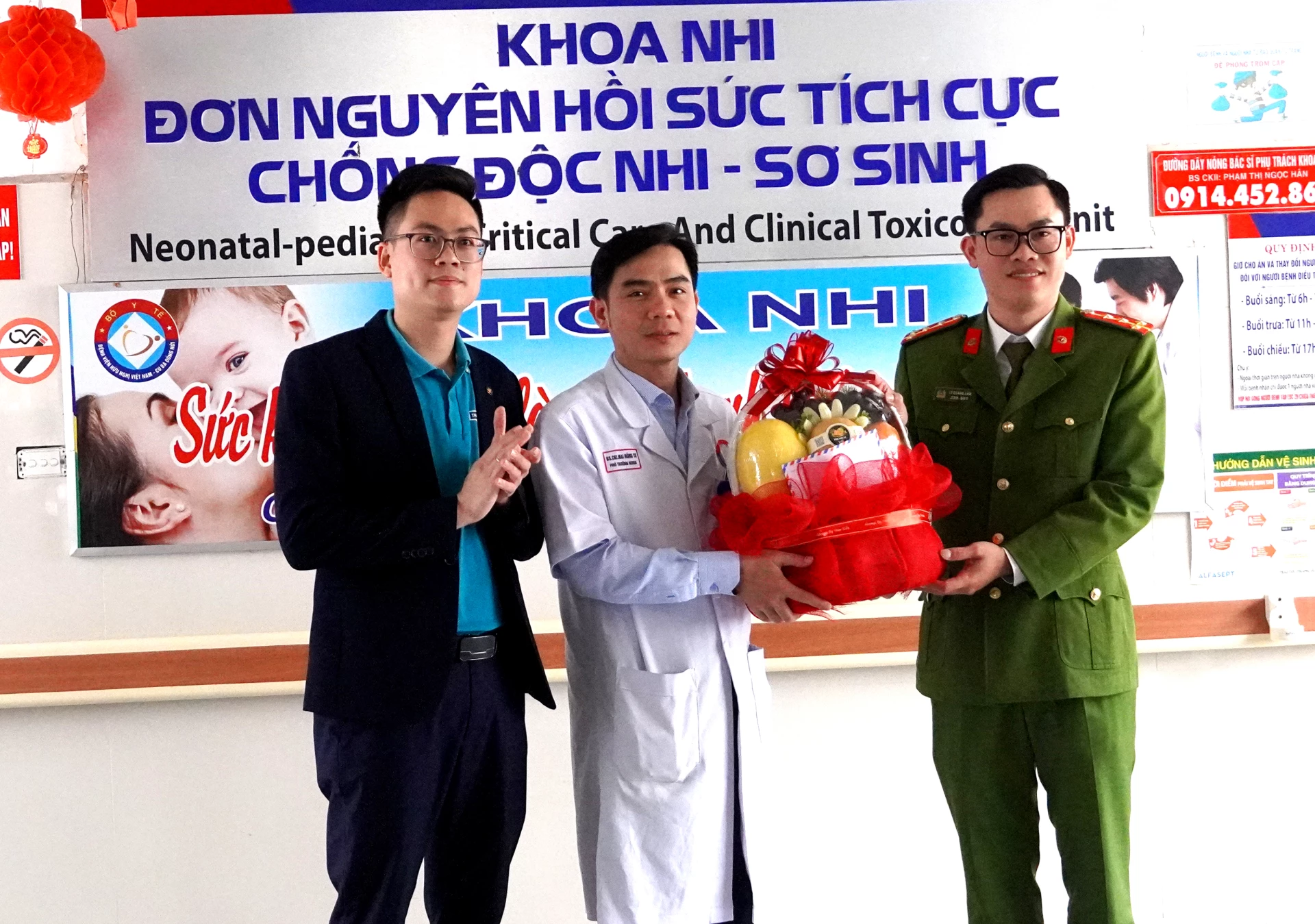 Đoàn cơ sở Chi nhánh BIDV Quảng Bình phối hợp với Đoàn cơ sở Phòng Cảnh sát cơ động, Công an tỉnh Quảng Trị trao quà động viên cán bộ, y bác sĩ Khoa Nhi - Ảnh: H.Tr.