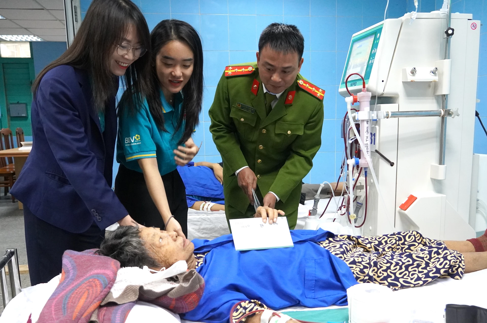 Đoàn cơ sở Chi nhánh BIDV Quảng Bình phối hợp với Đoàn cơ sở Phòng Cảnh sát cơ động, Công an tỉnh Quảng Trị thăm và trao quà cho bệnh nhân hiểm nghèo - Ảnh: H.Tr.