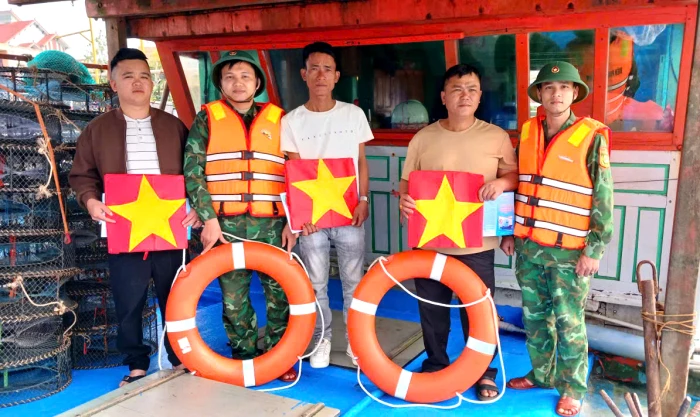 Tặng cờ Tổ quốc động viên các tổ tàu thuyền tham gia bảo vệ chủ quyền biên giới quốc gia trên biển