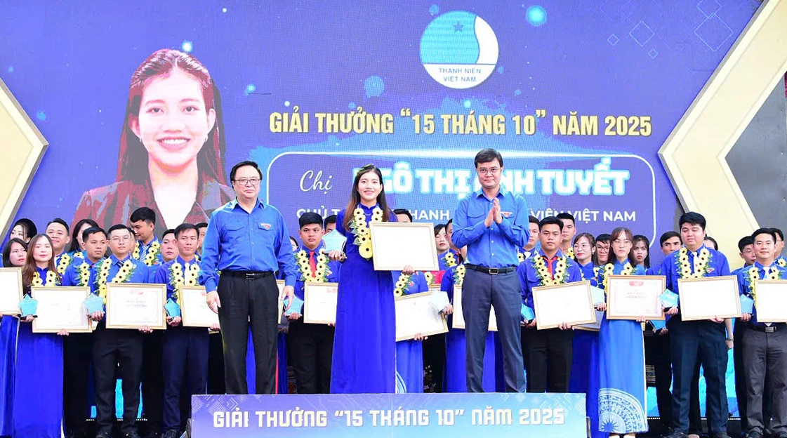 Chủ tịch Hội Thanh niên, Sinh viên Việt Nam tại Nhật Bản Ngô Thị Ánh Tuyết vinh dự nhận Giải thưởng “15 tháng 10”, phần thưởng cao quý của Trung ương Hội Liên hiệp Thanh niên Việt Nam- Ảnh: NVCC
