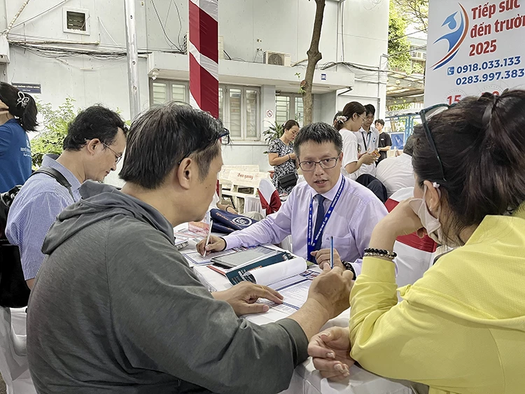 Các chuyên gia trao đổi, giải đáp thắc mắc về tuyển sinh, chọn ngành cho phụ huynh và học sinh. Ảnh: Thu Hoài - TTXVN