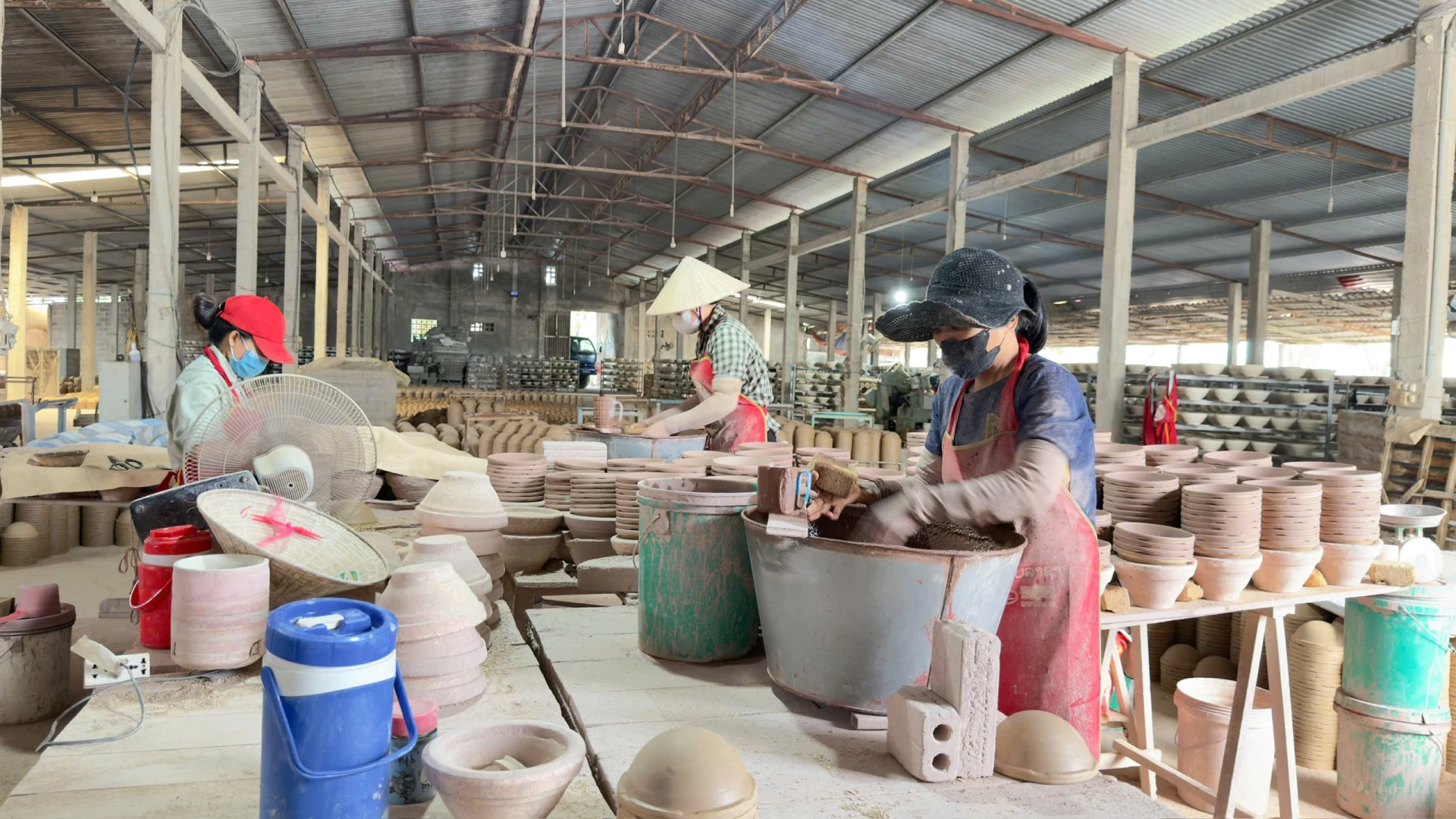 Sản xuất gốm sứ tại Công ty TNHH Đức Huấn (Cụm công nghiệp Thuận Đức) - Ảnh: H.TR