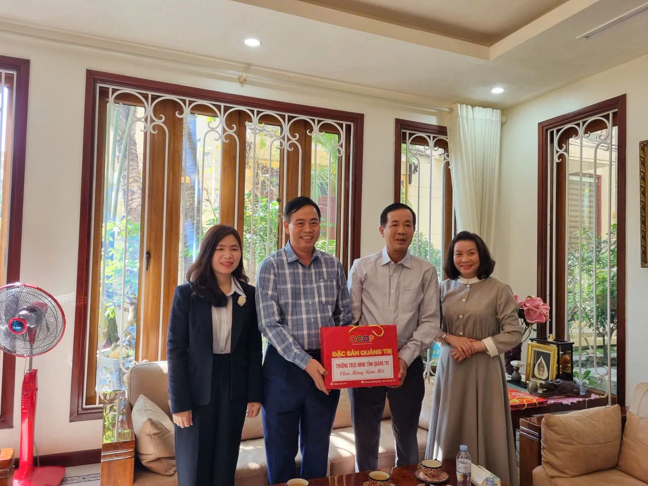 Đồng chí Nguyễn Đăng Quang, Phó Bí thư Tỉnh uỷ, Chủ tịch HĐND tỉnh chúc Tết đồng chí Trần Công Thuật, nguyên Phó Bí thư Tỉnh uỷ, Chủ tịch UBND tỉnh, Trưởng Đoàn ĐBQH tỉnh - Ảnh: L.T