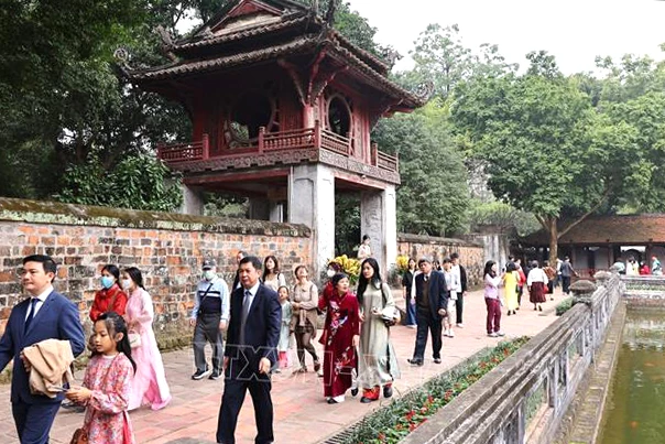 Đông đảo người dân thủ đô tham quan Văn Miếu-Quốc Tử Giám sáng mùng 1 Tết Bính Ngọ. Ảnh: Minh Đức/TTXVN