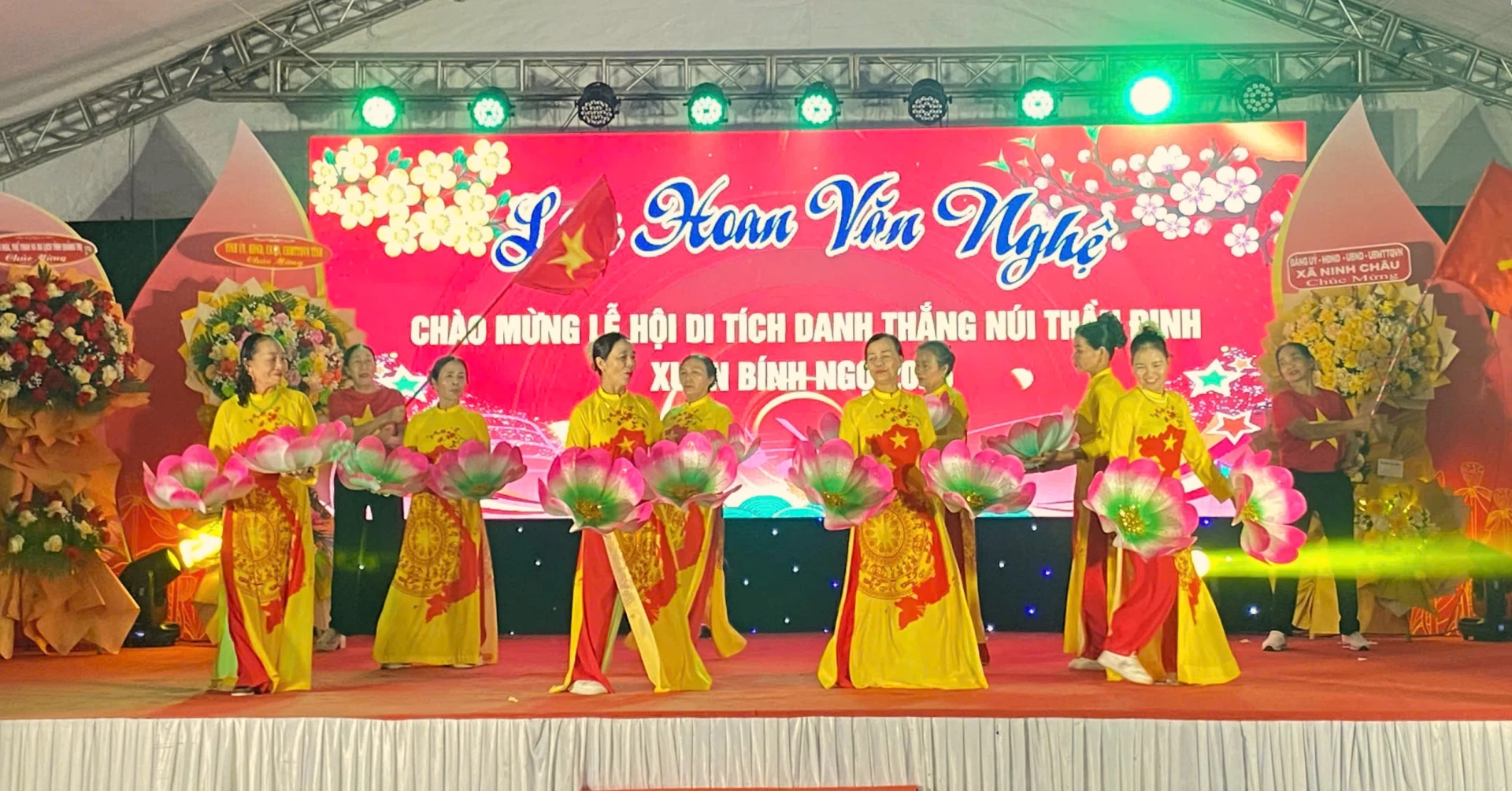 Tiết mục văn nghệ chào mừng - Ảnh: Đức Trọng