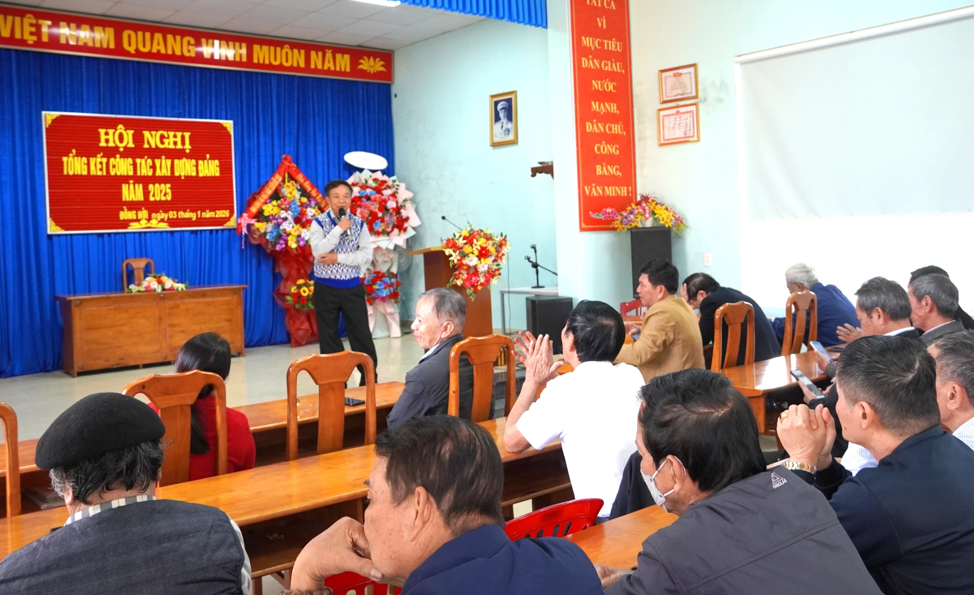 Một buổi sinh hoạt Chi bộ tổ dân phố Đức Sơn - Ảnh: H.Tr