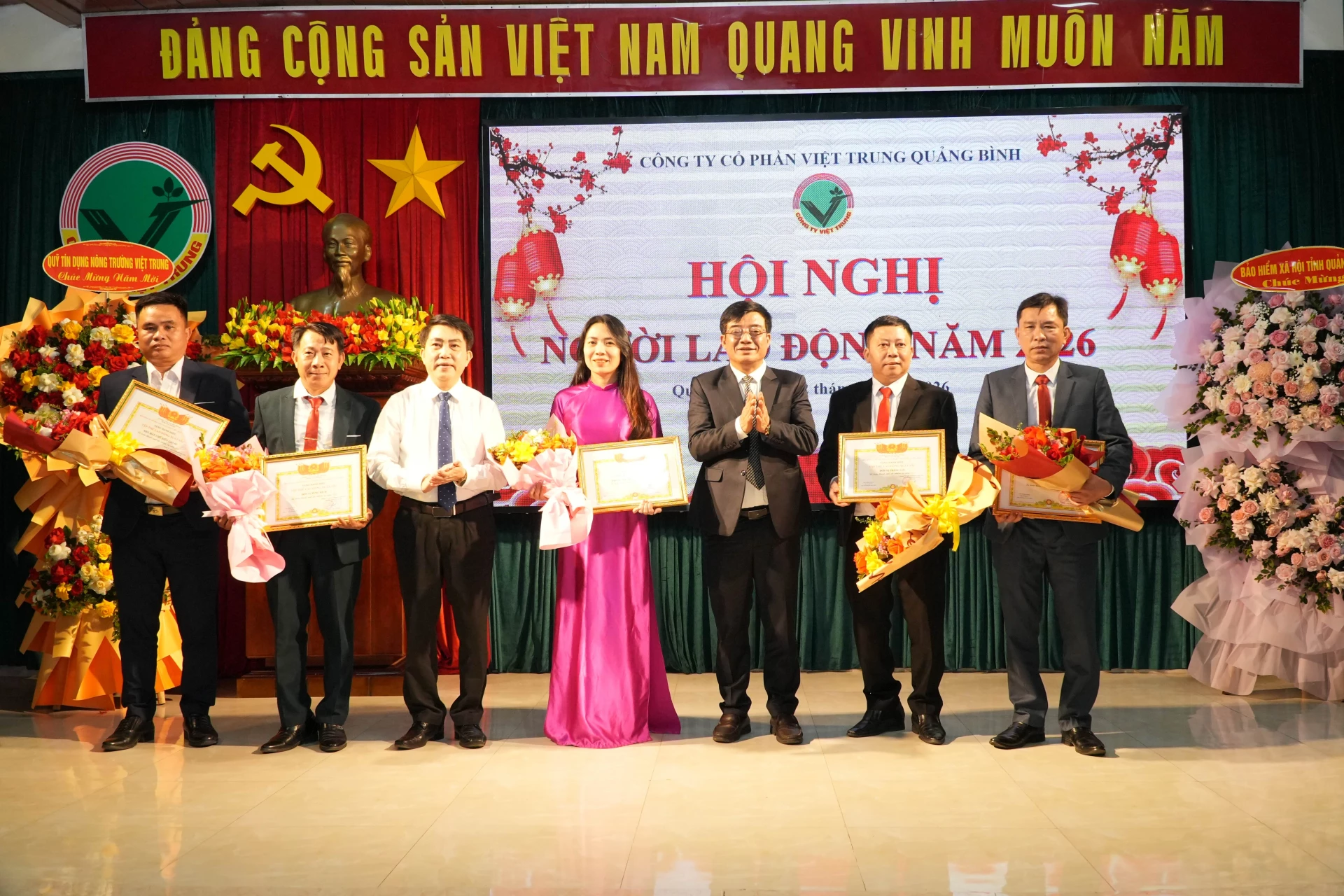 Công ty Cổ phần Việt Trung Quảng Bình tặng thưởng danh hiệu Tập thể lao động xuất sắc cho các đơn vị hoàn thành xuất sắc nhiệm vụ - Ảnh: Quang Ngọc.