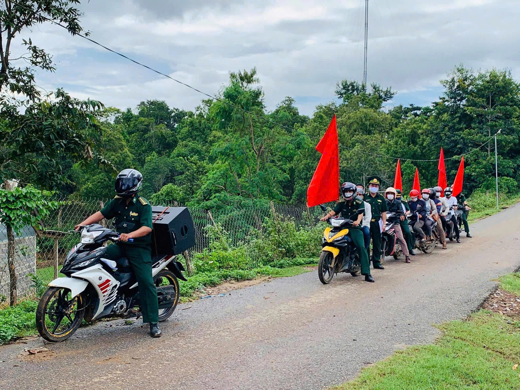 Đồn Biên phòng Ba Tầng đa dạng hình thức tuyên truyền để tiến tới chấm dứt nạn tảo hôn và hôn nhân cận huyết thống - Ảnh: Đ.Q.D