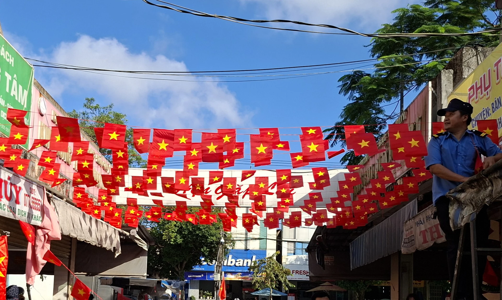 Ban Quản lý chợ trang trí đón người dân, du khách đến chợ trong dịp Tết Nguyên đán Bính Ngọ- Ảnh: N.V