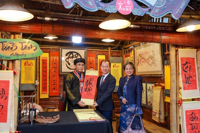 Hội chữ Xuân bố trí 35 gian lều thư pháp. (Ảnh: Khánh Hòa/TTXVN)