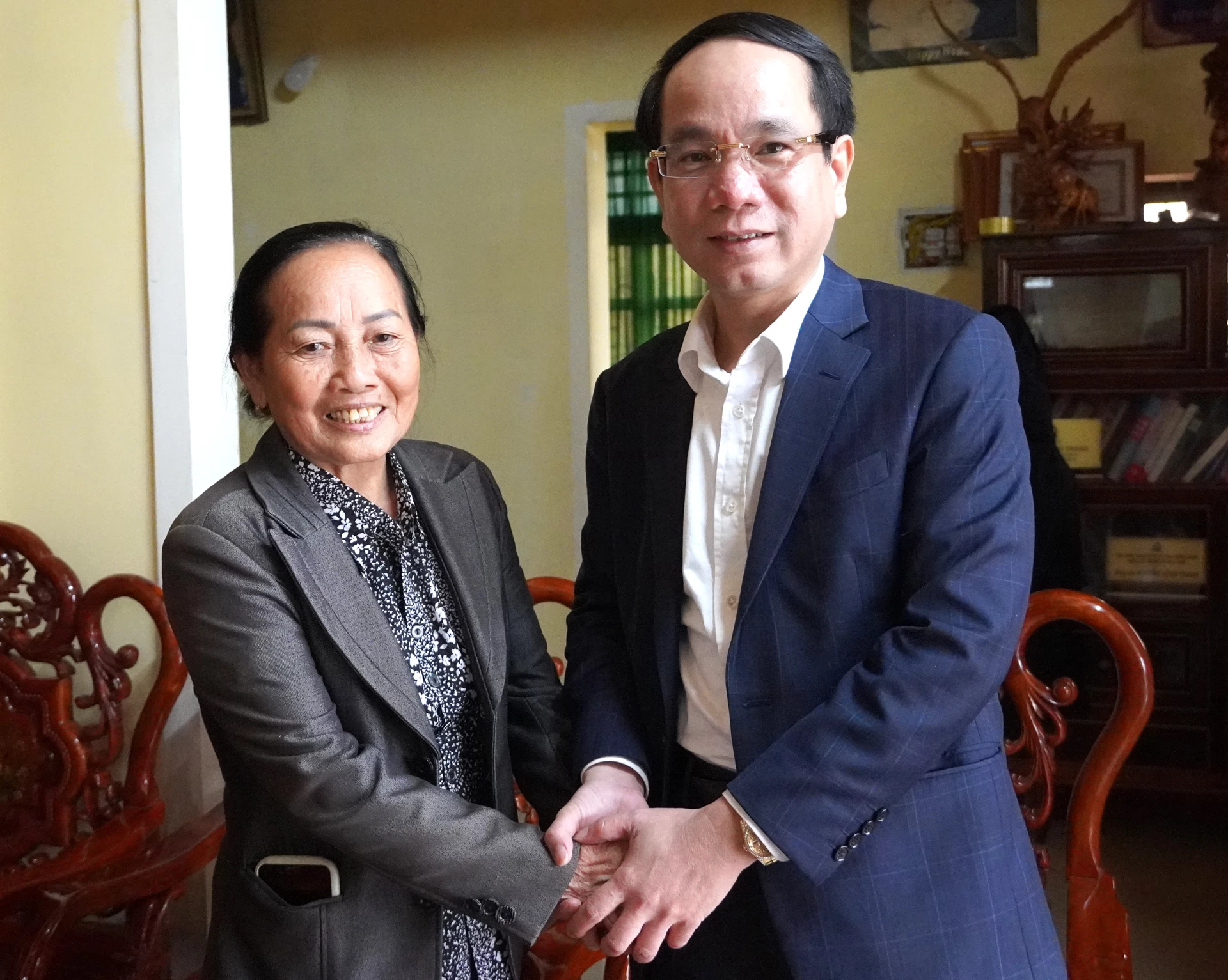 Đồng chí Bí thư Đảng ủy Đồng Hới Phan Mạnh Hùng hỏi thăm và chúc sức khỏe đại diện gia đình đồng chí Nguyễn Hồng Thanh - Ảnh: H.Tr.