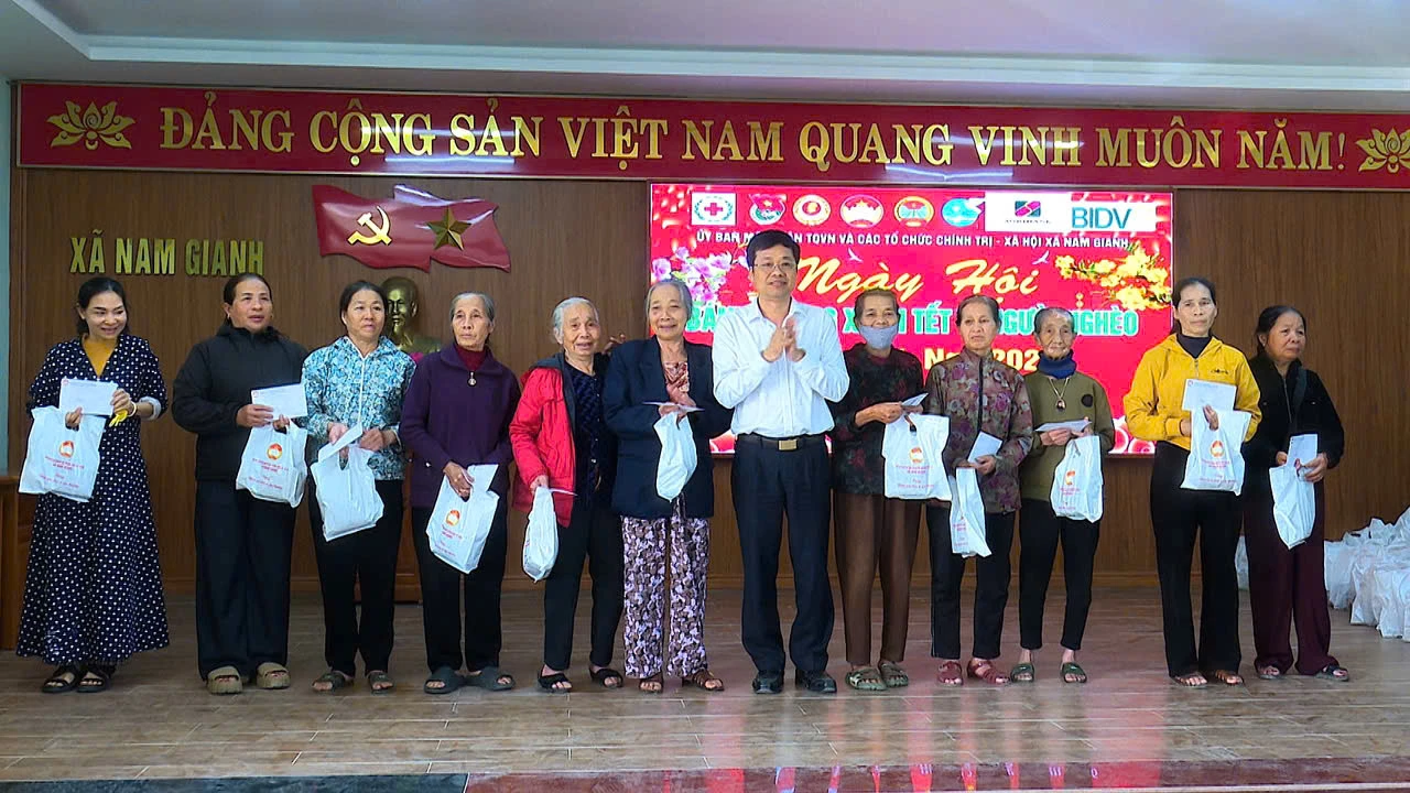 Lãnh đạo xã Nam Gianh trao quà tại Ngày hội  Bánh chưng xanh - Tết vì người nghèo năm 2026 - Ảnh: T.T