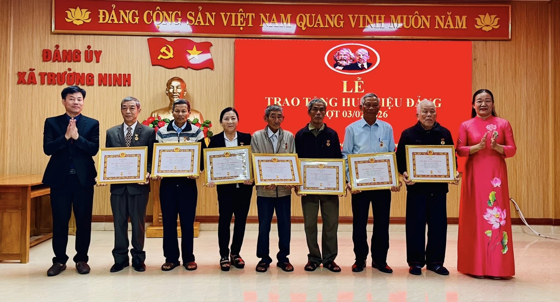 Xã Trường Ninh trao Huy hiệu đảng cho 37 đảng viên