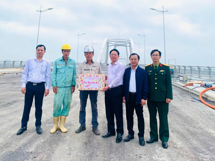 Lãnh đạo xã Quảng Ninh thăm, chúc Tết các đơn vị, doanh nghiệp