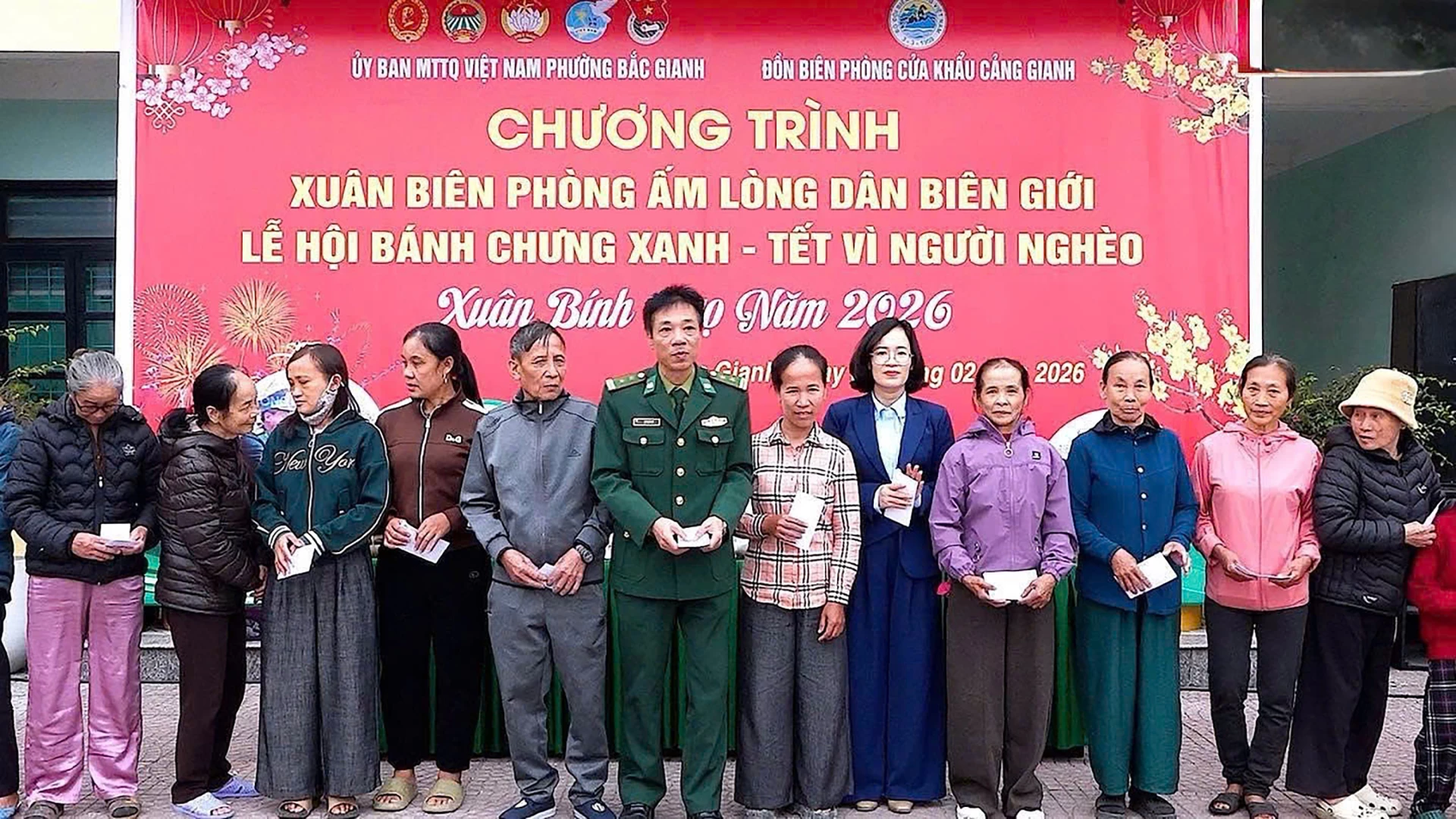 Lãnh đạo Đảng ủy phường và Đồn Biên phòng Cửa khẩu Cảng Gianh trao quà cho bà con tại chương trình “Xuân Biên phòng ấm lòng ân biên giới” - Ảnh: N.M