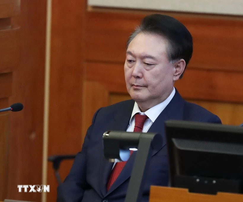 Cựu Tổng thống Hàn Quốc Yoon Suk Yeol trong phiên điều trần tại phiên tòa luận tội liên quan đến việc áp đặt thiết quân luật ở Seoul. (Ảnh: THX/TTXVN)