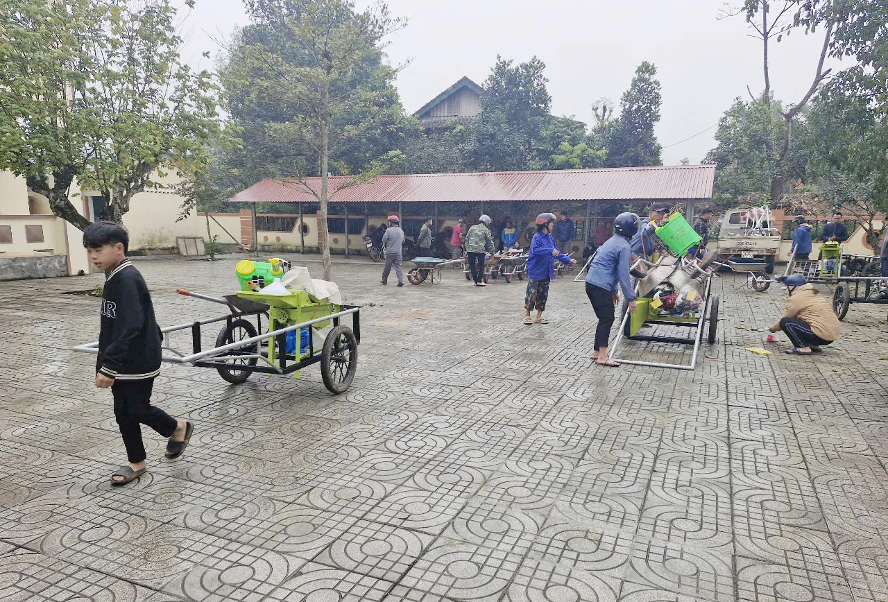 Người Mã Liềng được cấp nông cụ sản xuất - Ảnh: X.V