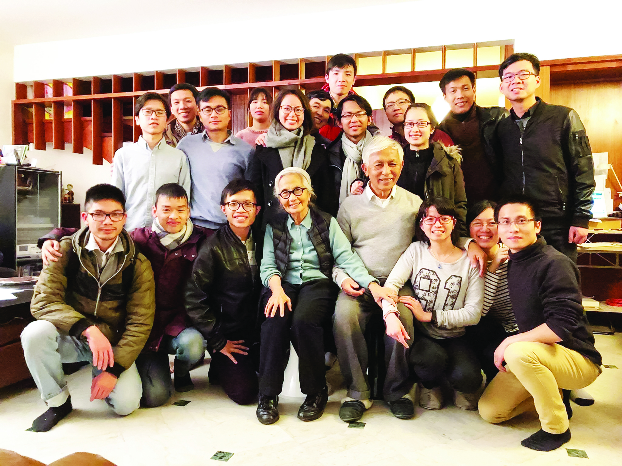 Vợ chồng GS Trần Thanh Vân cùng các sinh viên Việt Nam trong chương trình học bổng tại Pháp - Ảnh: NVCC