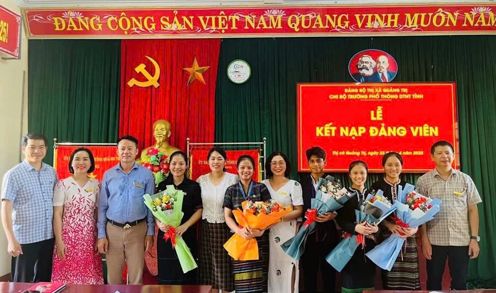 Lễ kết nạp đảng viên được xem là cột mốc trưởng thành của học sinh - Ảnh: Nh.V