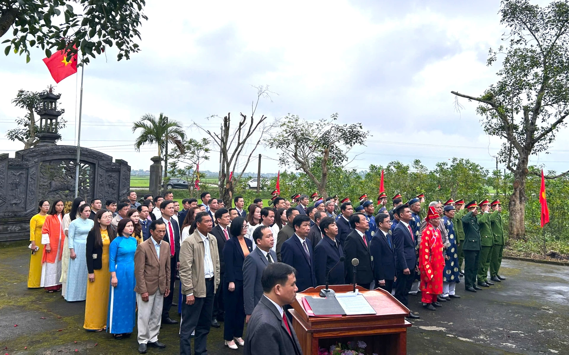 Cán bộ, đảng viên và Nhân dân xã Vĩnh Định trang trọng tổ chức lễ dâng hương, dâng hoa kỷ niệm 96 năm Ngày thành lập Đảng Cộng sản Việt Nam 3/2 (1930-2026) tại Đình làng Lam Thuỷ - Ảnh: Thanh Tuyền