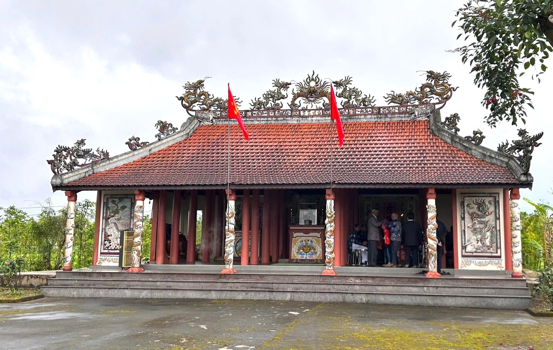 Đình làng Lam Thủy - nơi cách đây tròn 80 năm (tháng 6/1946), chi bộ Đảng Lam Thủy – Thi Ông được thành lập, đánh dấu bước phát triển mới trong phong trào cách mạng, đấu tranh chống ách đô hộ của thực dân, đế quốc và hiện nơi đây được cán bộ, Nhân dân địa phương làm đền thờ Bác Hồ - Ảnh: Thanh Tuyền