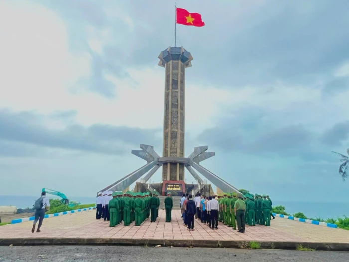 Đặc khu Cồn Cỏ tổ chức sinh hoạt chính trị dưới cờ nhân kỷ niệm 96 năm Ngày thành lập Đảng