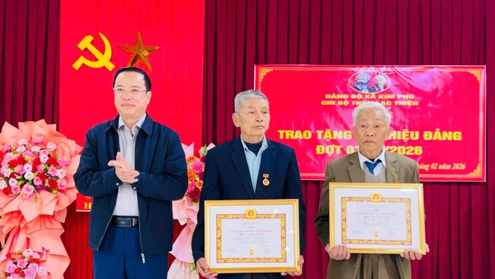 Đảng bộ xã Kim Phú: Trao tặng Huy hiệu Đảng cho 21 đảng viên