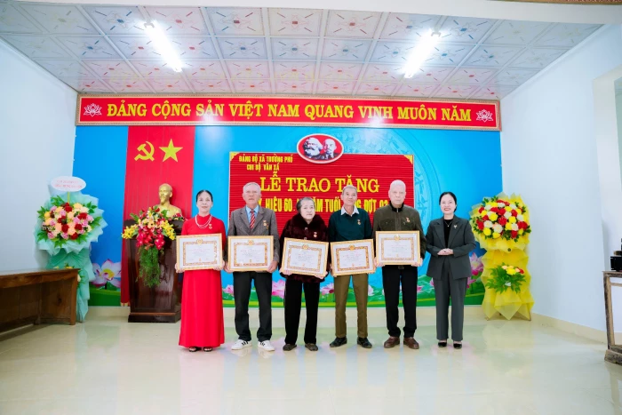 Đảng ủy xã Trường Phú trao tặng Huy hiệu Đảng cho 16 đảng viên