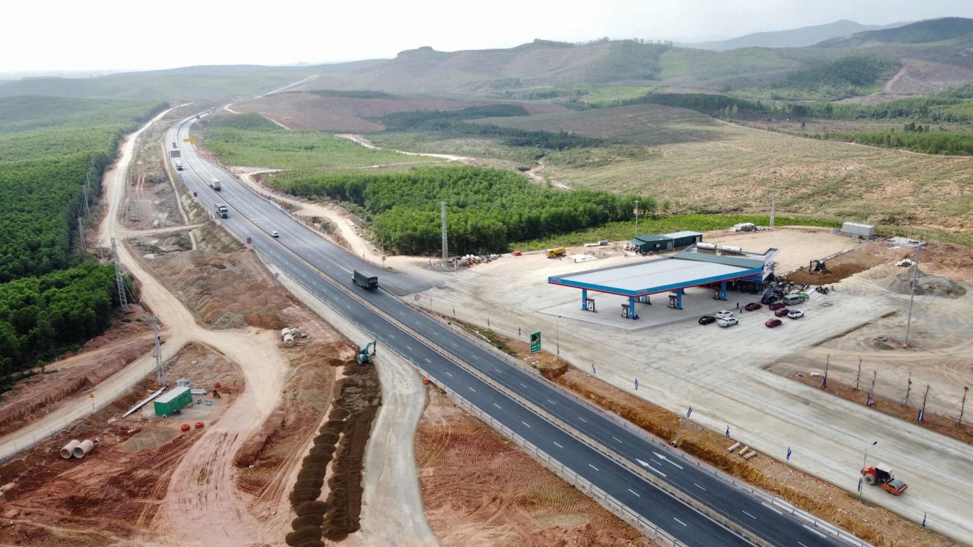 Các hạng mục thiết yếu của trạm dừng nghỉ Km594 cao tốc Vũng Áng - Bùng qua xã Trung Thuần cơ bản hoàn thiện các hạng mục thiết yếu - Ảnh: L.T