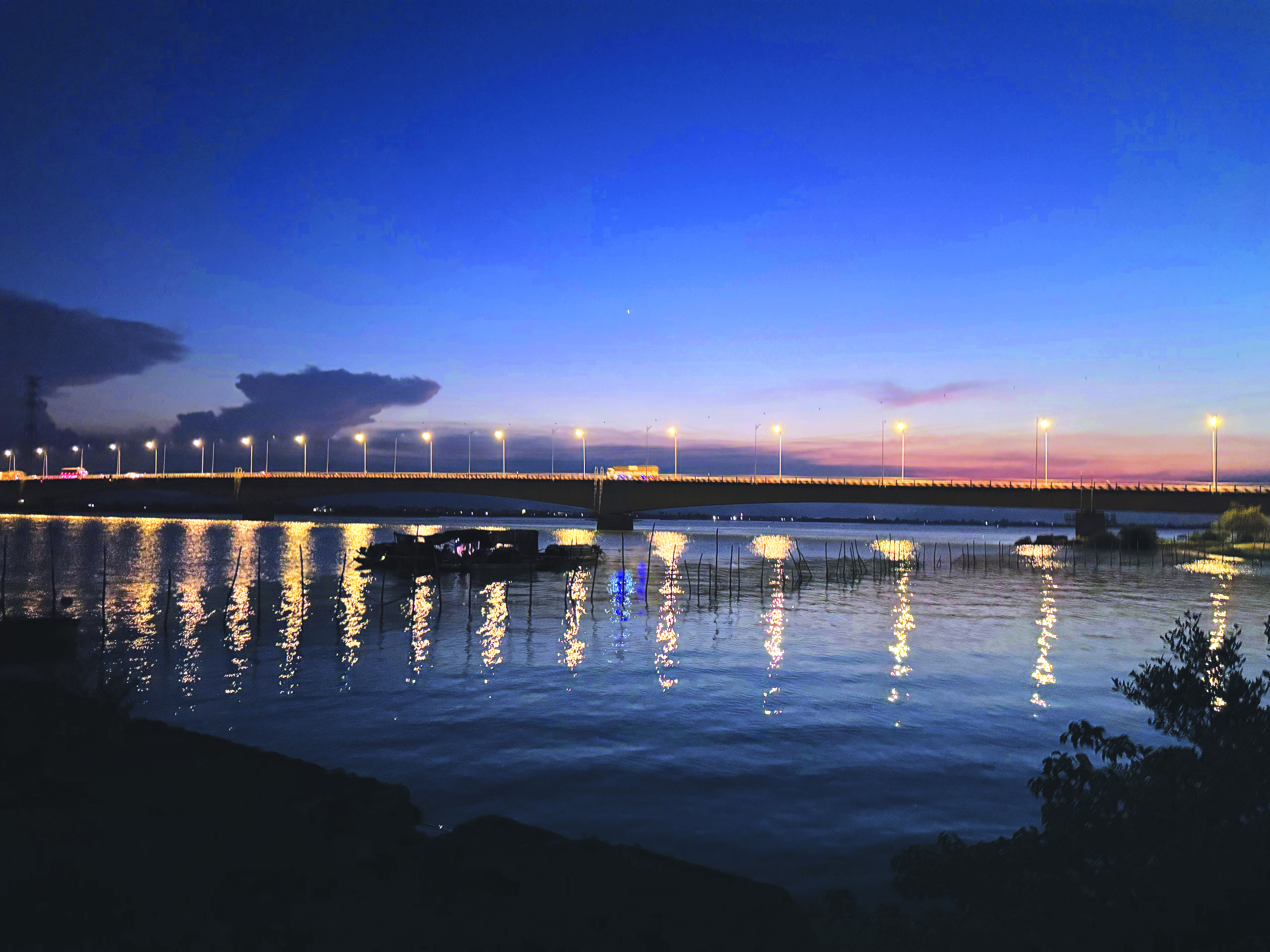 Hoàng hôn trên sông Gianh - Ảnh: A.T