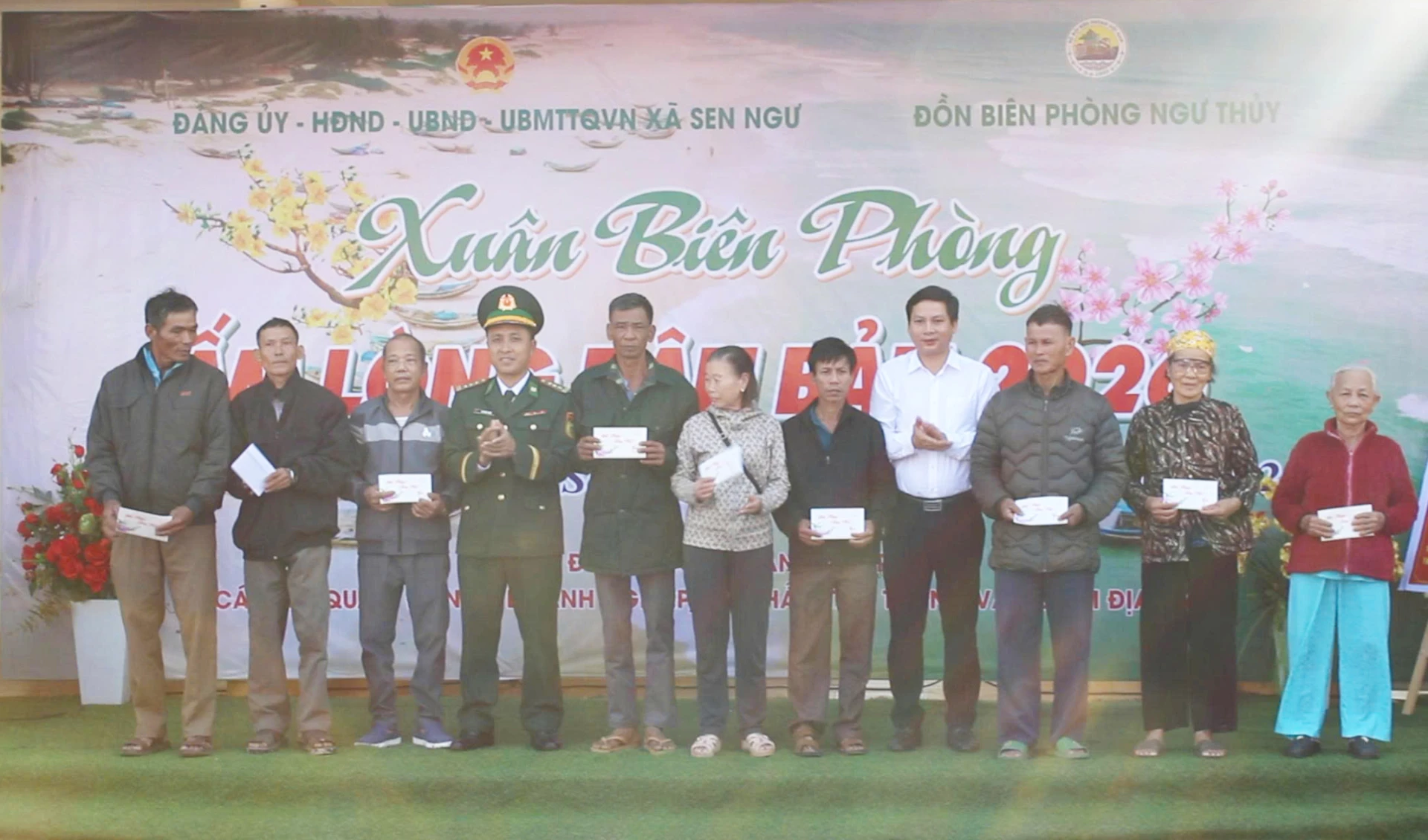  Đại diện lãnh đạo xã Sen Ngư và Đồn Biên phòng Ngư Thủy trao quà cho các hộ nghèo, cận nghèo và đặc biệt khó khăn trên địa bàn xã. Ảnh: V.A