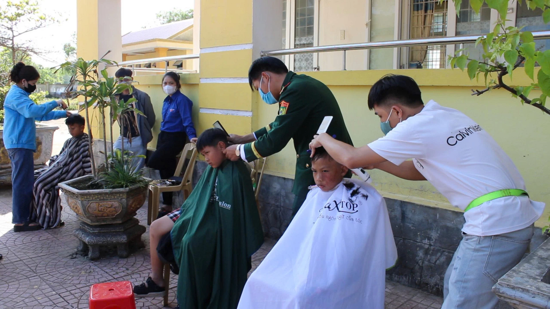 Cắt tóc miễn phí cho người dân xã Sen Ngư.