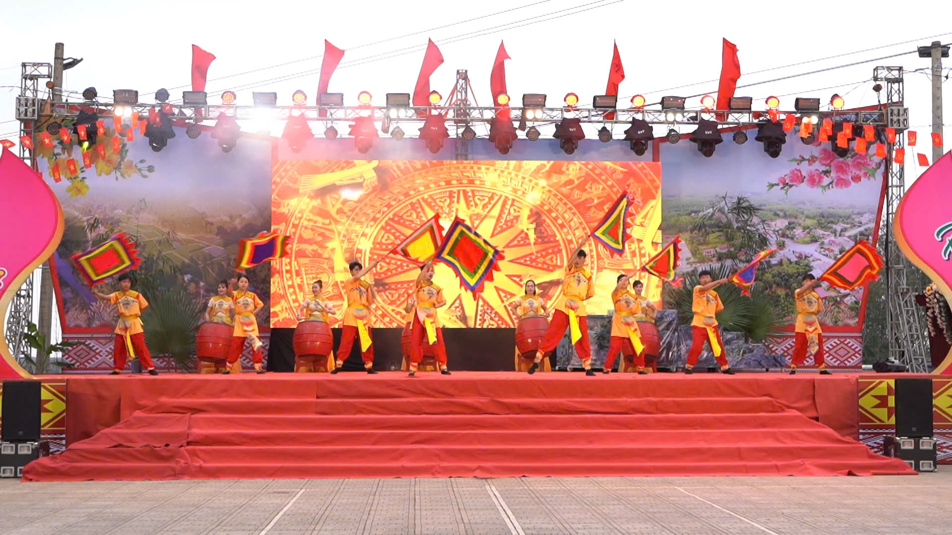 Một tiết mục văn nghệ đặc sắc tại chương trình. Ảnh: L.O