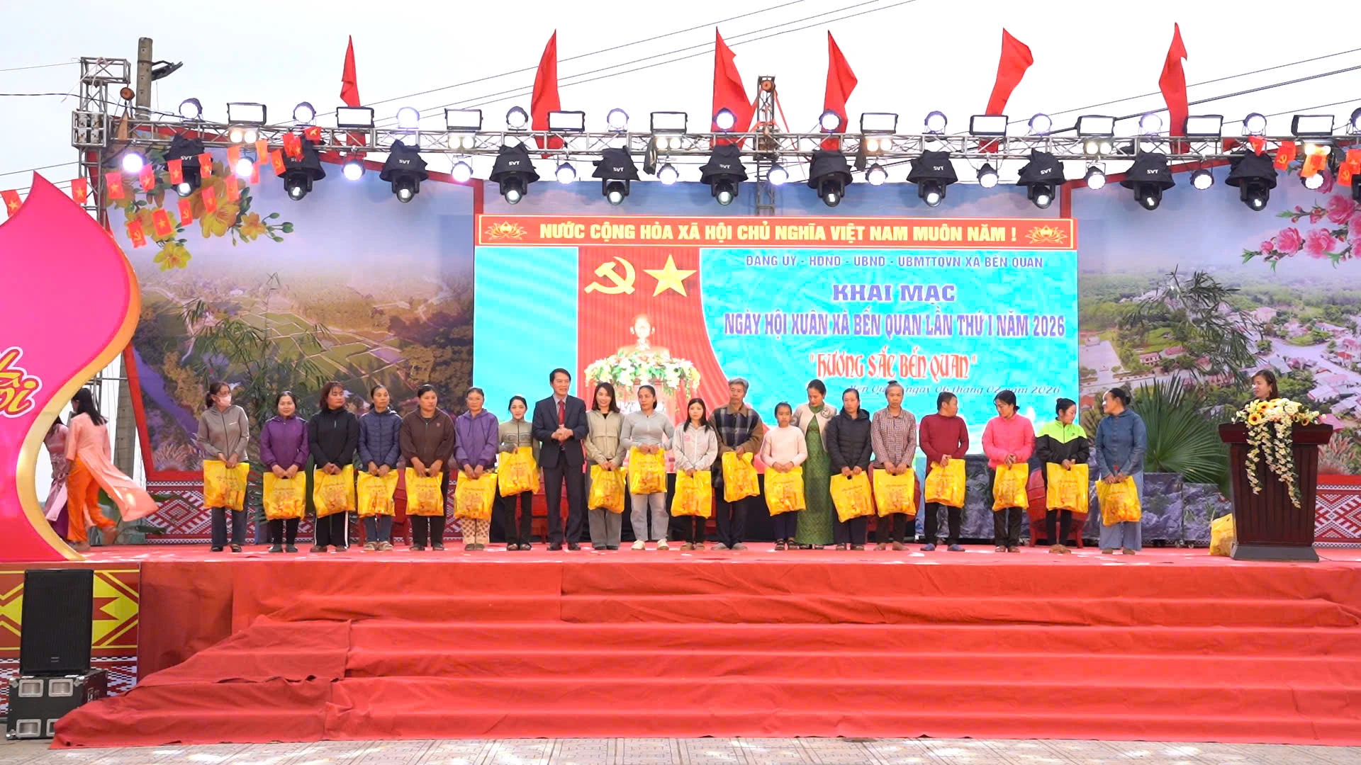 Ban tổ chức chương trình trao quà cho các hộ gia đình có hoàn cảnh khó khăn. Ảnh: L.O