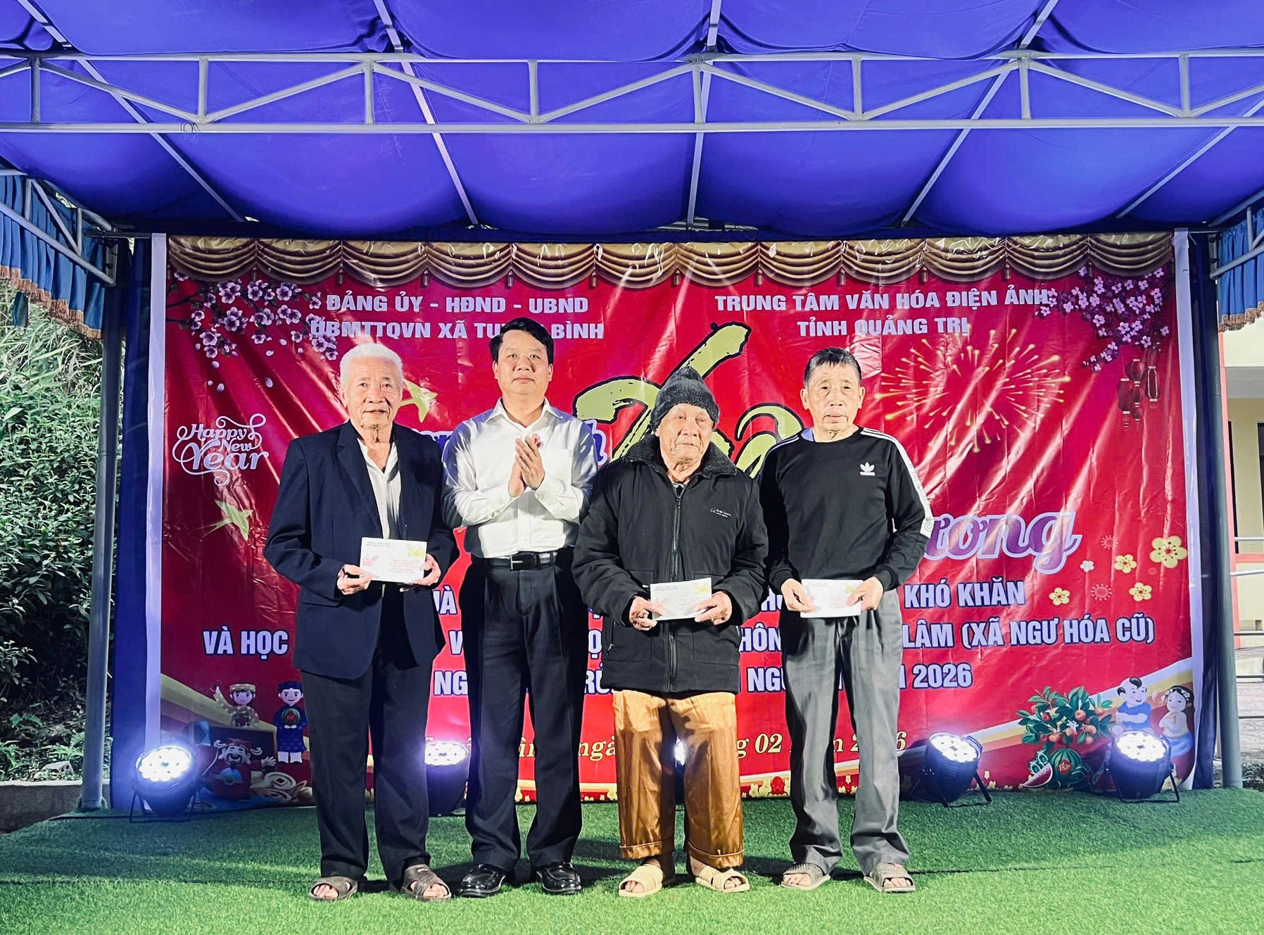 Với tinh thần “Không để ai bị bỏ lại phía sau”, ban tổ chức đã trao tặng các suất quà đến người dân - Ảnh: Nh. V