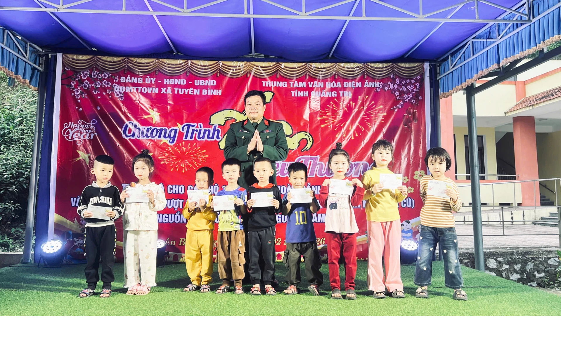 Món quà từ chương trình góp phần khích lệ động viên các em học sinh vượt khó học giỏi - Ảnh: Nh. V