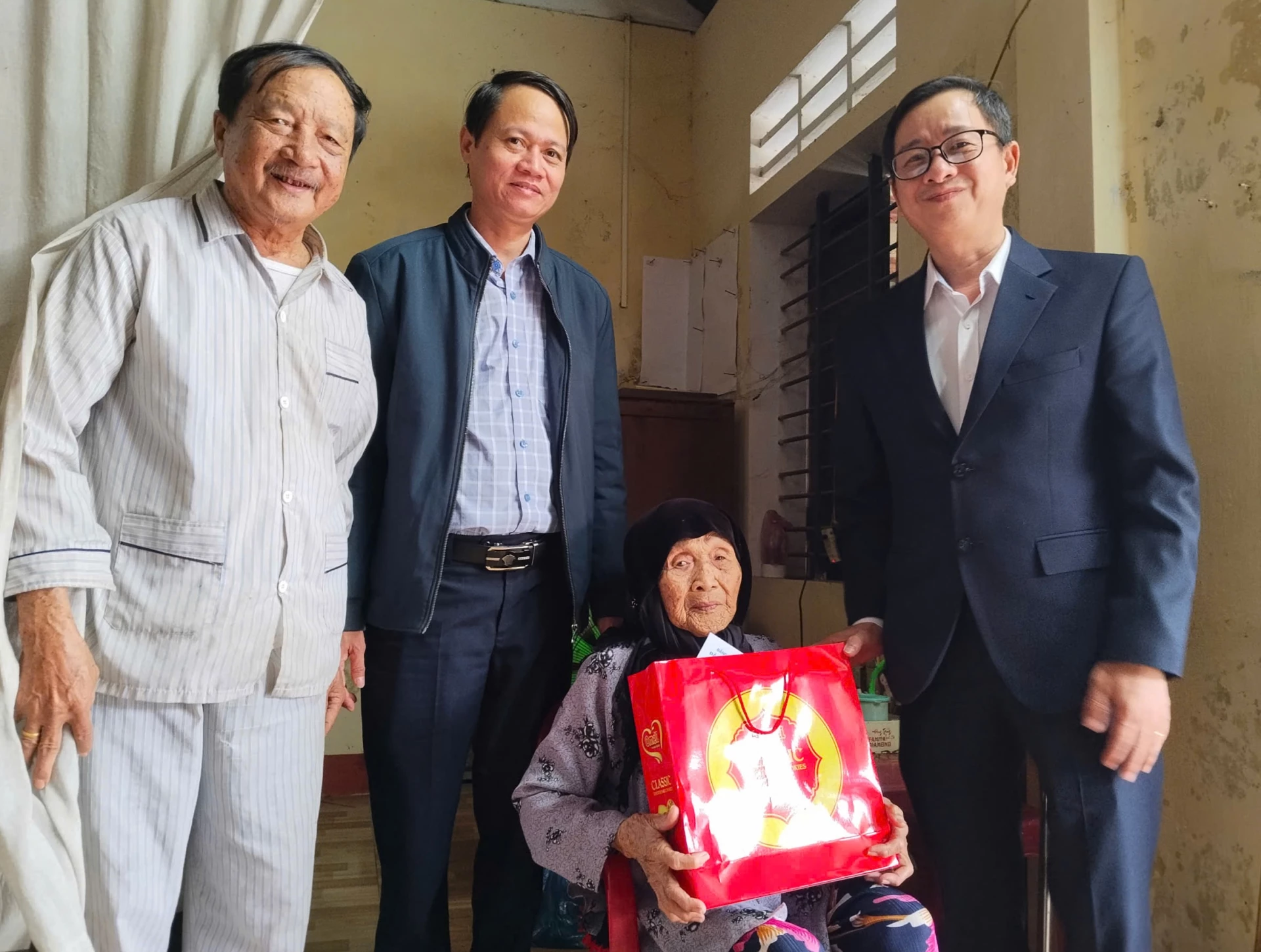 Lãnh đạo xã Vĩnh Định thăm, tặng quà các gia đình chính sách, hoàn cảnh khó khăn nhân dịp đón Tết Nguyên đán Bính Ngọ 2026 - Ảnh: Thanh Tuyền