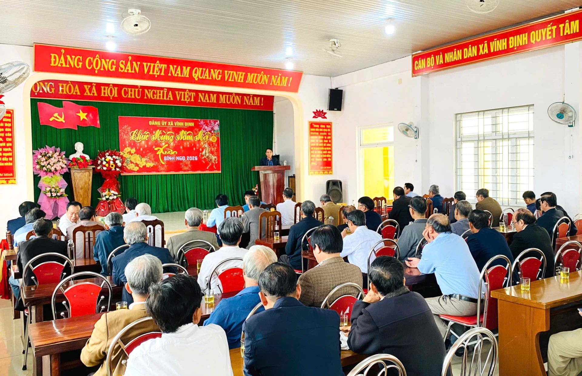 BTV Đảng uỷ xã Vĩnh Định gặp mặt cán bộ nguyên lãnh đạo các cấp trên địa bàn xã - Ảnh: Thanh Tuyền