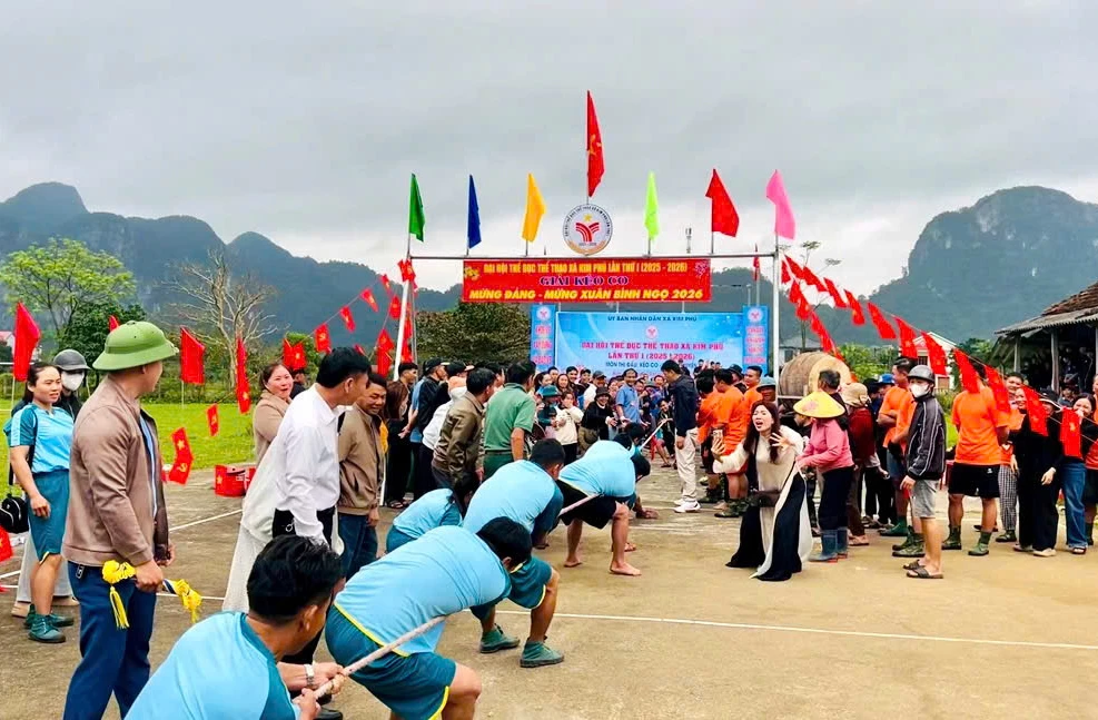 Bộ môn kéo co thu hút đông đảo người dân đến xem và cổ vũ -Ảnh: N.Q

