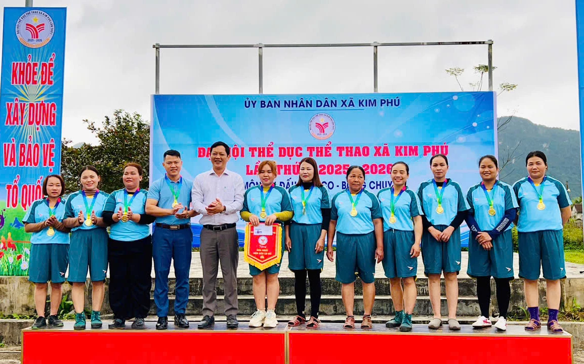 Ban tổ chức trao giải nhất cho đội tham gia bộ môn kéo co - Ảnh: X.P